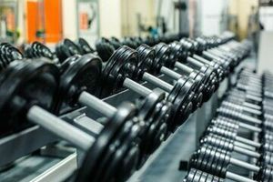 Тренажеры или свободные веса? Какая тренировка эффективнее? фото